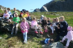 Asbjørg holdt en kort andakt til ei lydhør forsamling - hun sa til dem etterpå at hun nesten ikke trodde så mange unger kunne sitte så rolig.