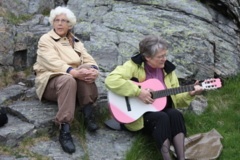 Aase Muren på gitar og Margit Hide ledet allsangen ute i Gods frie natur